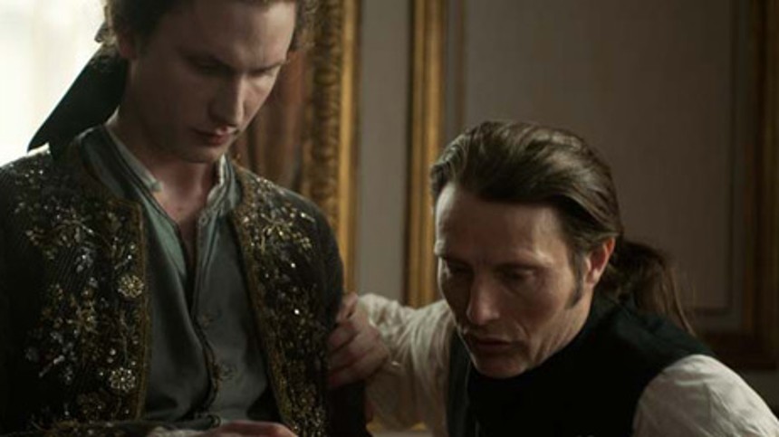 En kongelig affære åbner med et brag