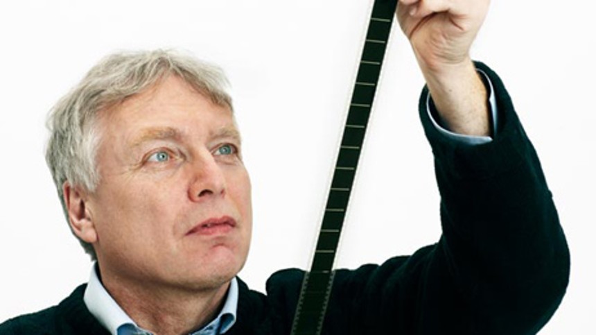 Brevmodel hænger i tynd tråd