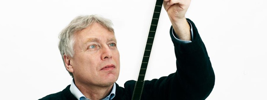 Brevmodel hænger i tynd tråd