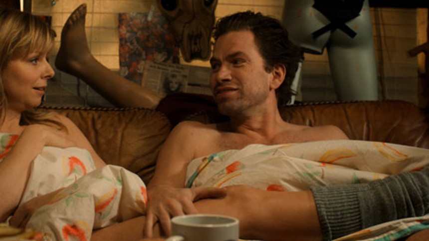 Sover Dolly på ryggen