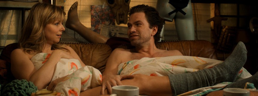 Sover Dolly på ryggen