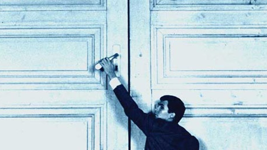 ... og en mand træder ind