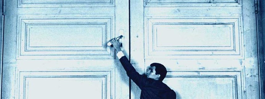 ... og en mand træder ind