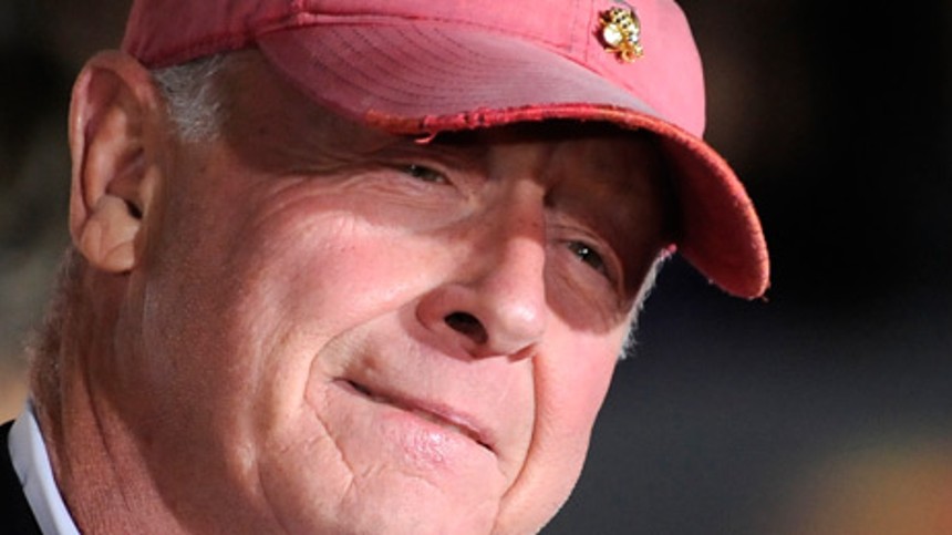 Action-konge abdicerer tragisk