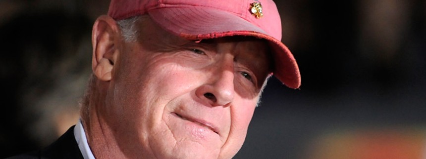 Action-konge abdicerer tragisk