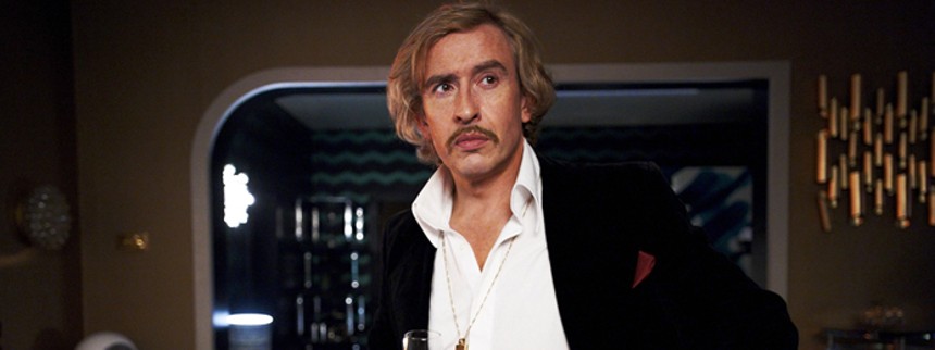 Steve Coogan brillerer som pornokonge