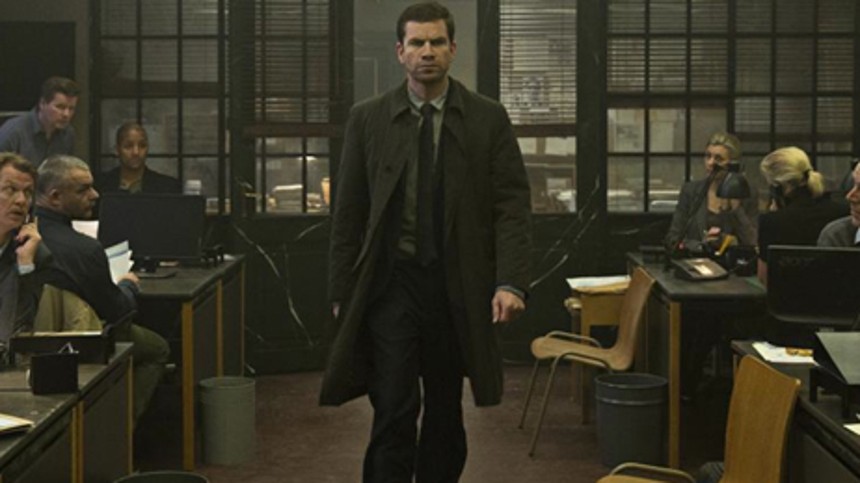 Kvinden i buret snigløber sig til succes 