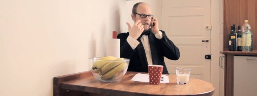 Han sætter sig selv i scene