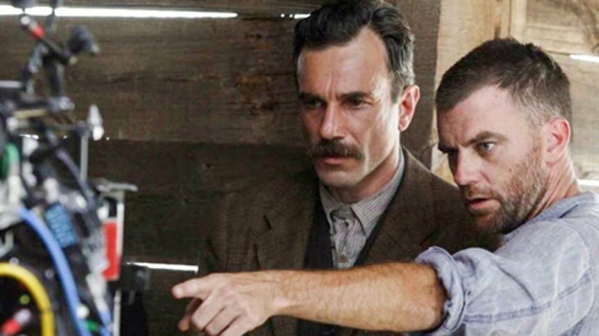 Meste­rin­struk­tør kigger på Pinocchio