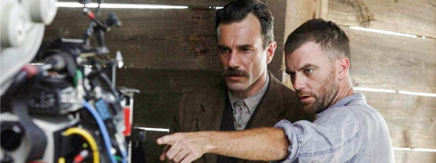 Meste­rin­struk­tør kigger på Pinocchio