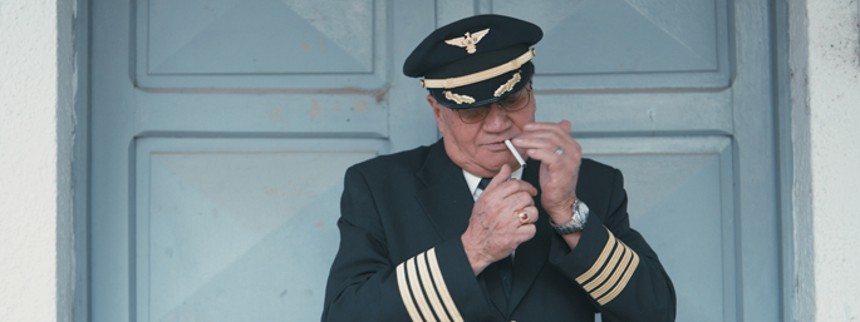 Mens vi venter på fly­ve­til­la­del­se