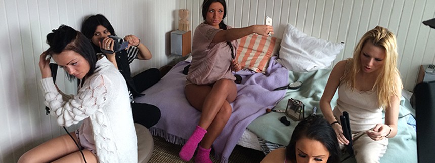 En stamme af pigebørn på planeten Jorden