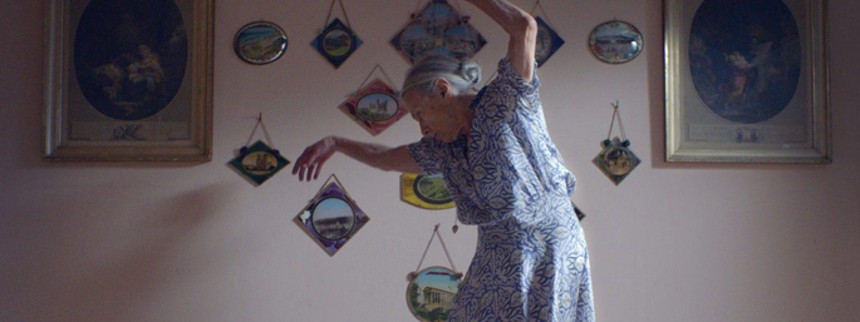 Hun finder skønheden i døden