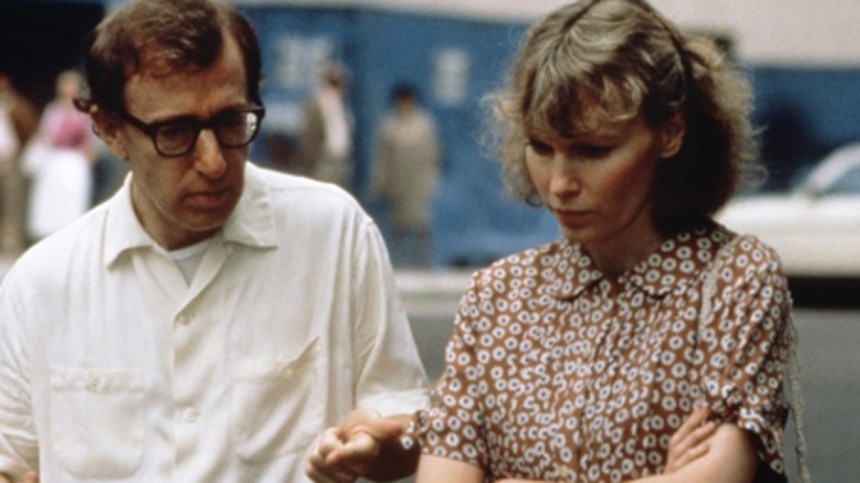 Mia Farrows søn anklager hende for overgreb