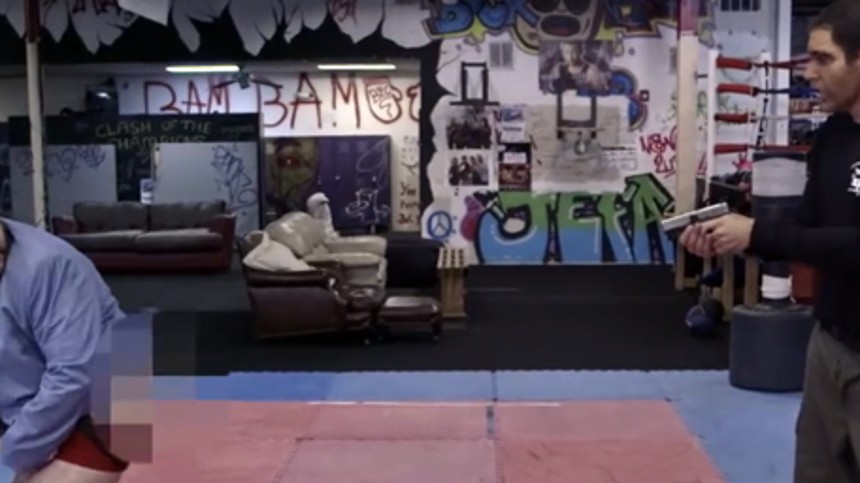 Politiker trækker sig efter satireshow