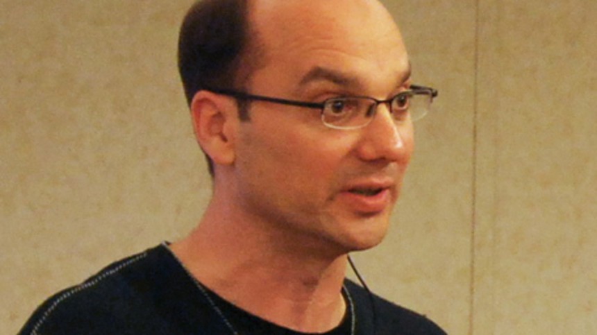 Google holder hånden over overgrebsmand