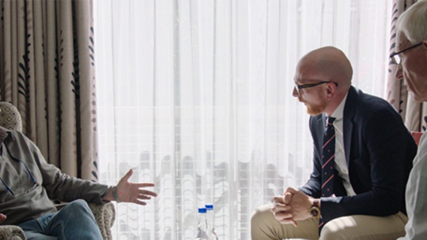 Mads Brügger forsvarer kon­spira­tions­film