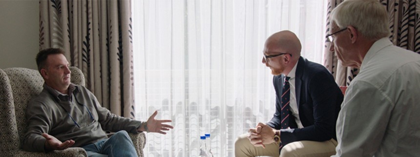 Mads Brügger forsvarer kon­spira­tions­film