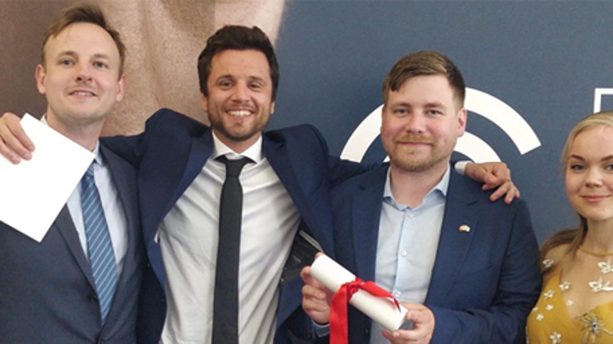 På den røde løber i bare tæer