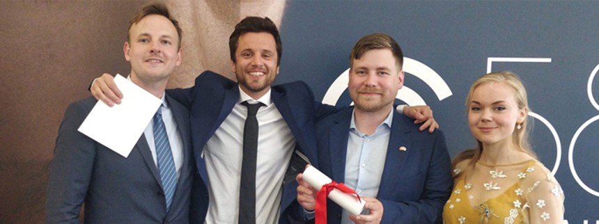 På den røde løber i bare tæer