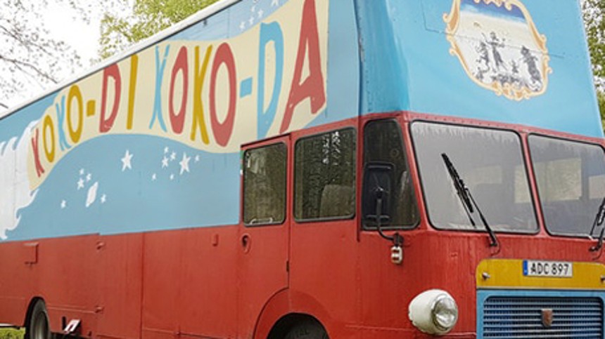 Instruktør viser Peter Belli-film i en bus