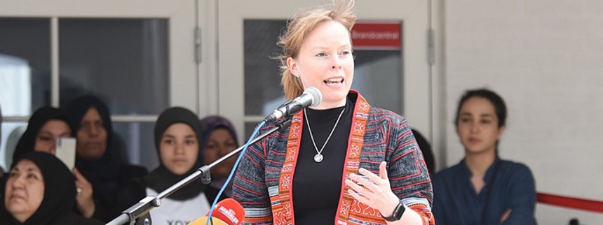 Kulturminister mister sit barn