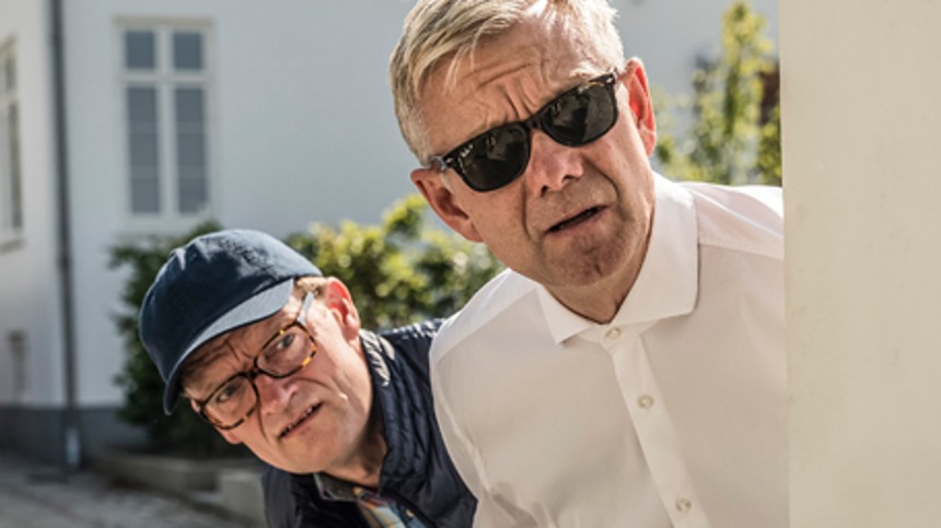 Klovn holder dampen oppe ved billetlugerne