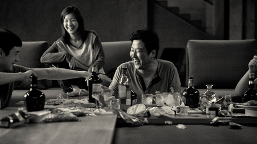 Sort-hvid Parasite indtager danske biografer