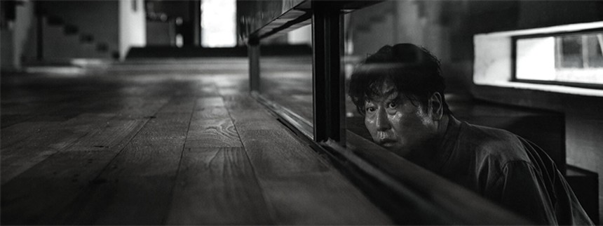 Sort-hvid Parasite er mere uhyggelig og rørende