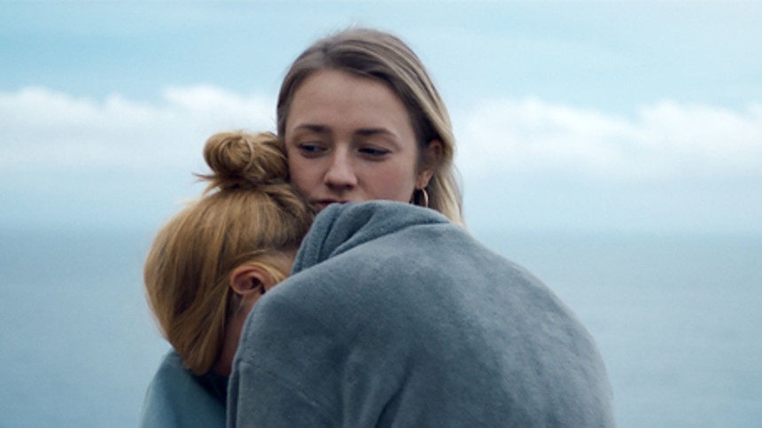 Hun søger tilflugt i vandmasserne