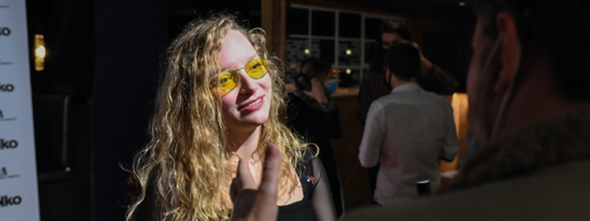 Vinderne viser deres statuette frem