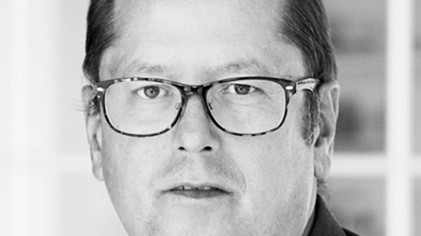 Forstander lægger pres på kritiker