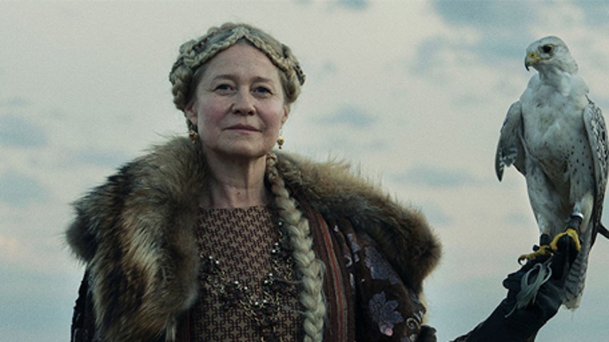 Se Trine Dyrholm som dronning