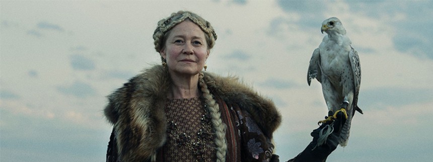 Se Trine Dyrholm som dronning