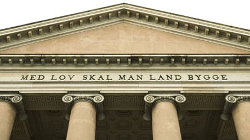 Kontroversiel instruktør fængslet for vold