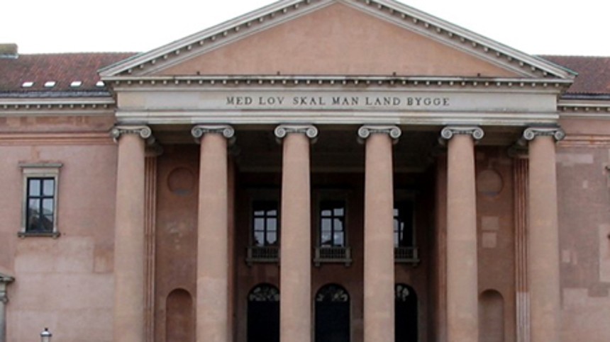 Voldsanklaget filmmand skal blive i fængsel