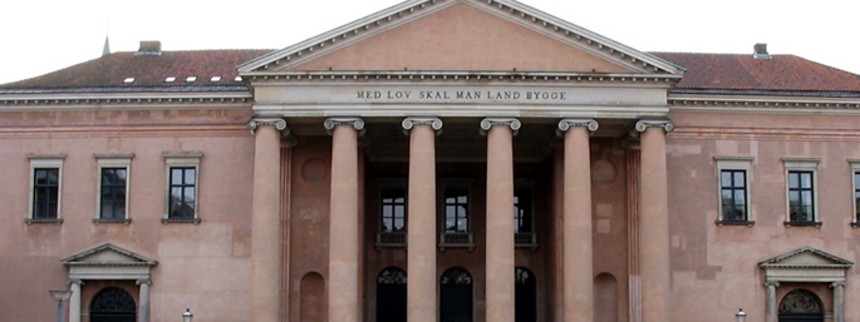 Voldsanklaget filmmand skal blive i fængsel