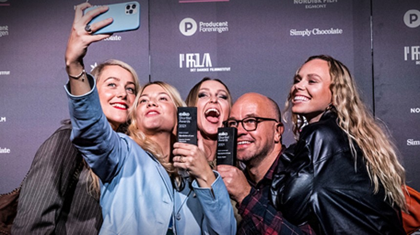 Vinderne stråler med deres statuette 