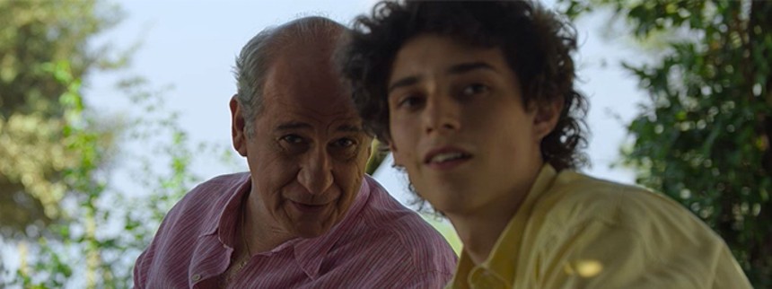 En hofskuespiller holder hof