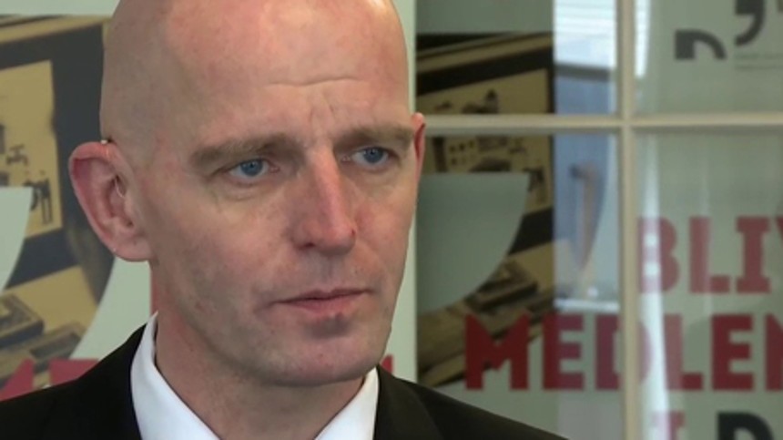 Bi­o­graf­di­rek­tør stopper