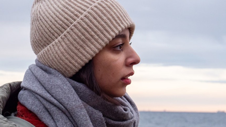 Betjente eskorterer Aida ud af landet