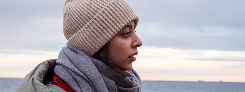 Betjente eskorterer Aida ud af landet