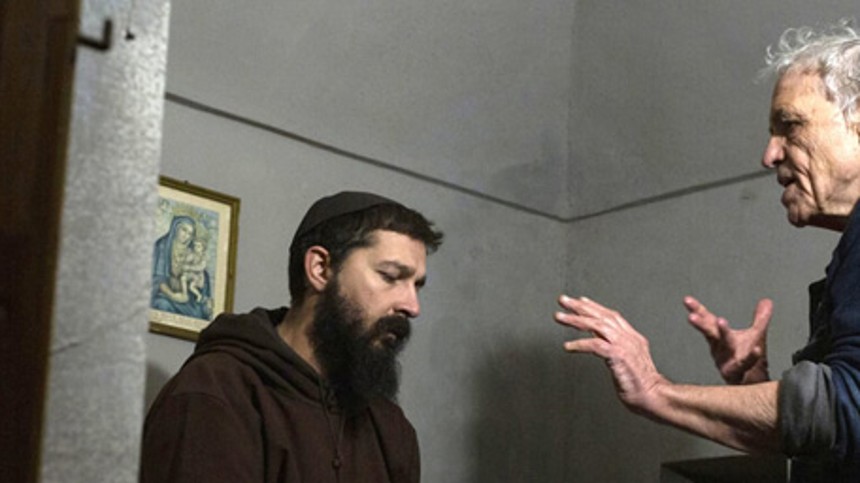 Shia LaBeouf vender tilbage som katolsk helgen