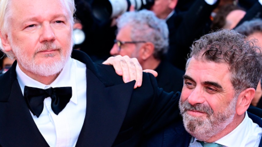Julian Assange får hel­te­mod­ta­gel­se i Cannes