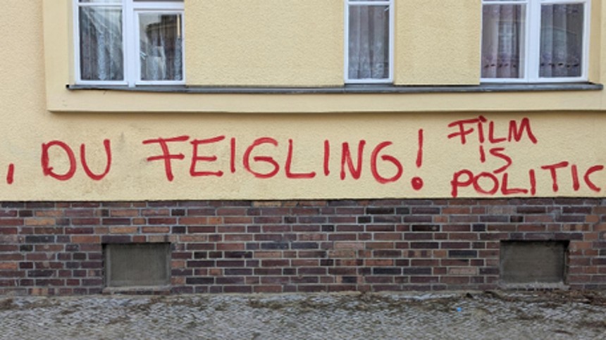 Må kunsten være apolitisk?