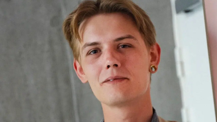 Fyret for udtalelser om sam­funds­for­hold