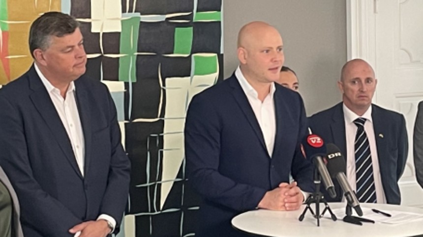 ”Slut med tosset kulissekarrusel”