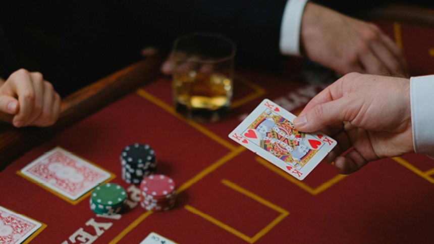 Kom i ca­si­no-​stem­ning med film