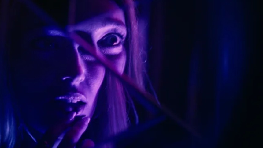 Overtrætte publikummer hujer, griner og gyser