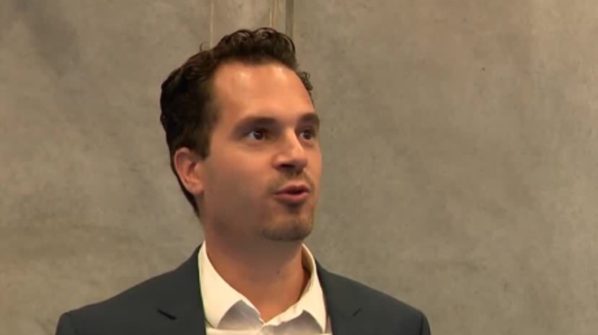 Direktør stopper efter upassende opførsel